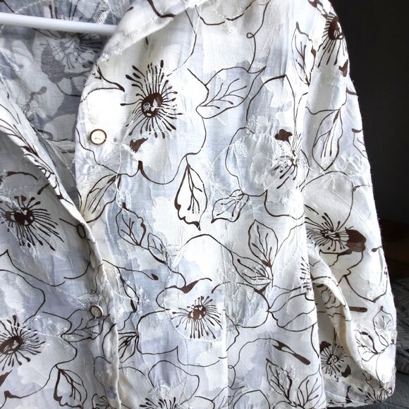 TanJay blouse, embroidered in white with floral print in brown on white - Picture 3 of 8